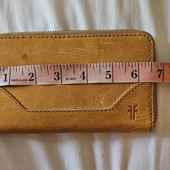 ☆ Frye Leather Zip Wristlet ☆ - Picture 4 of 5